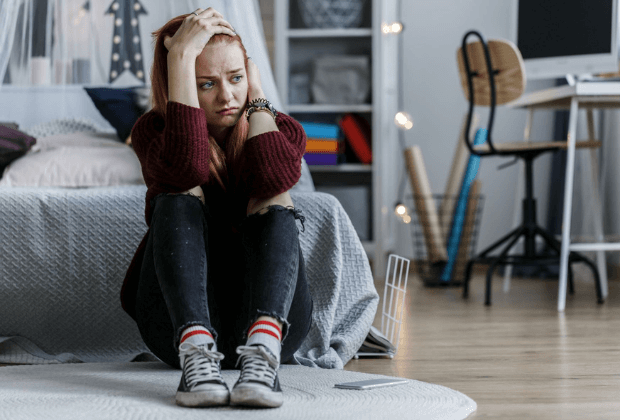 imagen de una niña adolescente con gesto preocupado