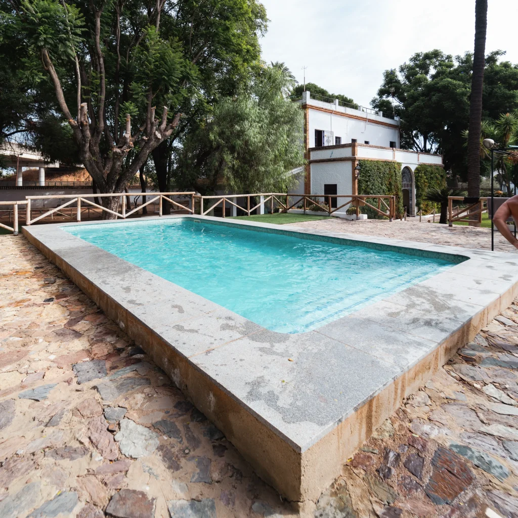 escena tranquila de las instalaciones de instituto NOA en la piscina, dentro de un entorno rural